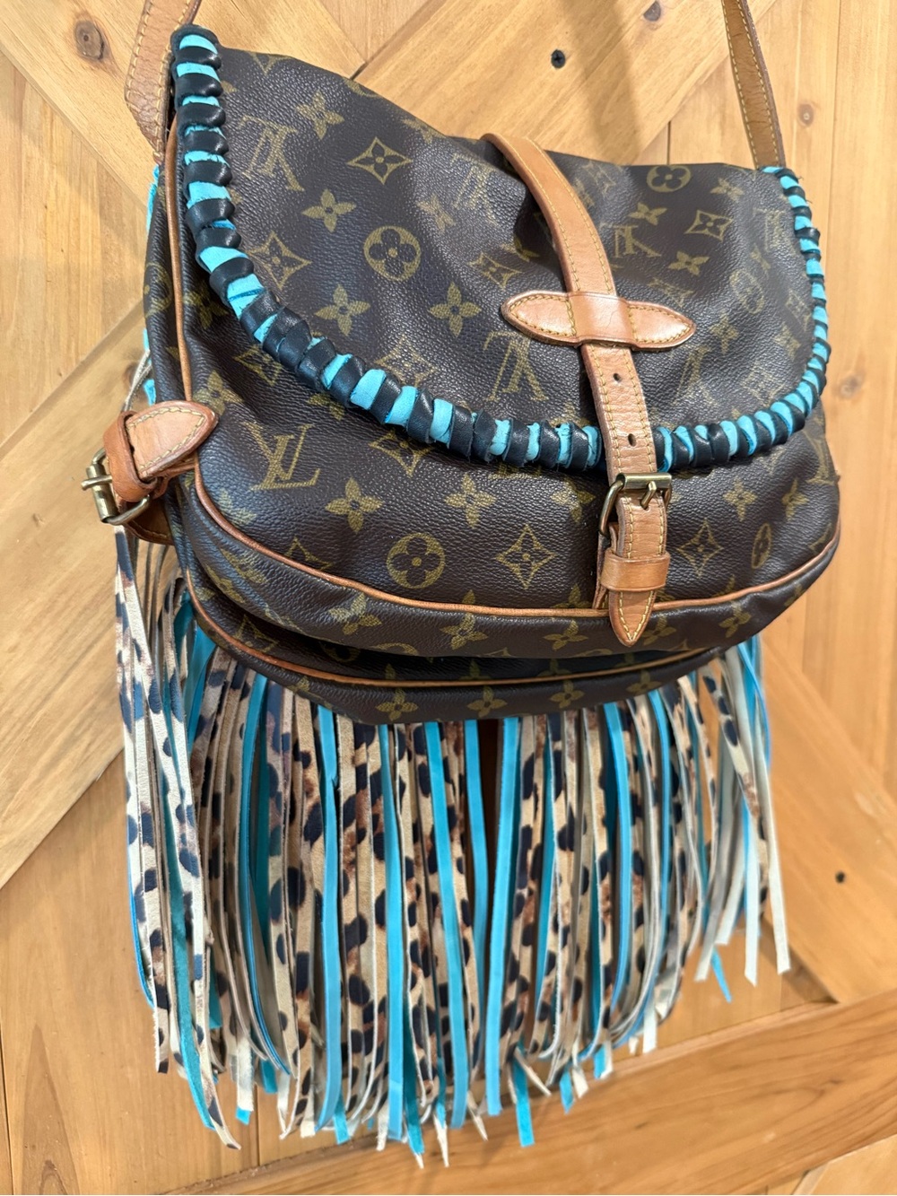 Louis Vuitton Saumur 30 Crossbody with Turquoise Trim and Leopard Fringe - Picture 9 of 16